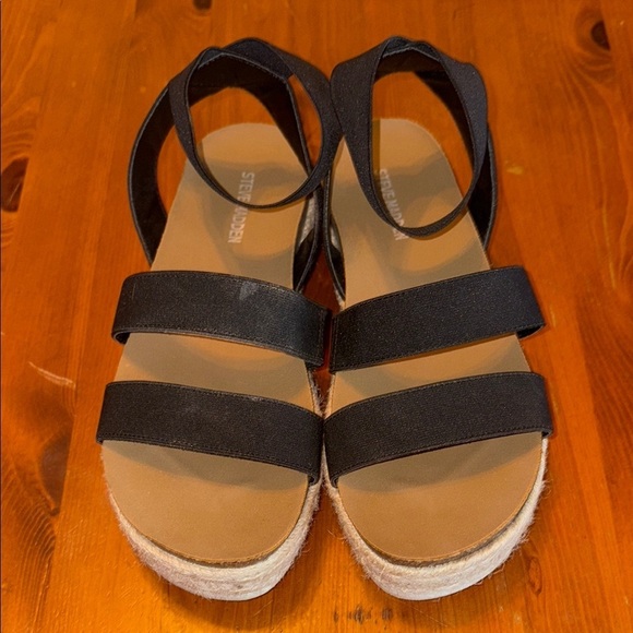 Girls Steve Madden sandals . Size 3 - Picture 1 of 4